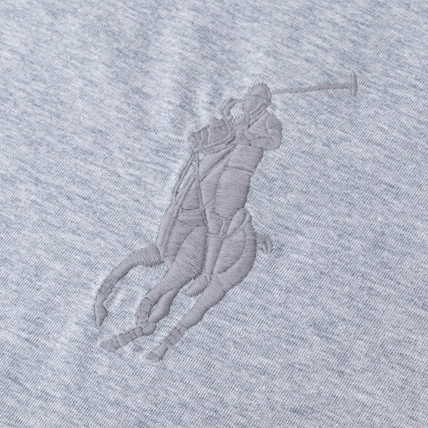 P126 Style number: 509 Ralph Lauren/Ralph Lauren 25ss simultaneously launches one-color horse embroidery round neck short sleeves. The main logo on the neck has a QR code mark, which can be scanned for verification, and the detailed horse logo embroidery is all high-density, all made with imported Tajima machines, which distinguishes low-quality products on the market. 32 counts, 240g hydrophilic toner, 100% cotton fabric, comfortable and soft, highly breathable, focusing on high-end cost-effectiveness, needless to say good quality. Available in a variety of colors, both boys and girls can try this genderless style, giving them a yuppie tone in no time. Immerse yourself in your leisurely style, and have your own style in retro. Natural, vivid, and very French romantic feelings perfectly integrate the youthful atmosphere with the trend. The clever embellishment of the horse logo embroidery carries all the eye-catching points. Color: black, white, navy blue, light gray Size: S-xL S Shoulder width 44 Bust 100 Sleeve length 22 Clothing length 68 M Shoulder width 46 Bust 104 Sleeve length 23 Clothing length 70 L Shoulder width 63 Bust 108 Sleeve length 24 Clothing length 72 xL Shoulder width 50 Bust 112 Sleeve length 25 Clothing length 74